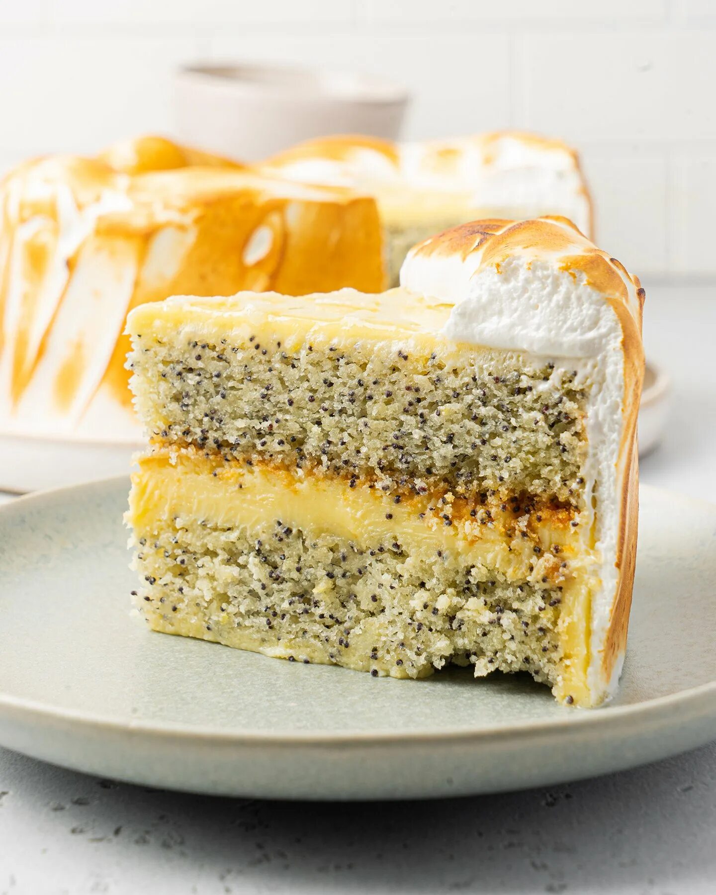 Торт маковый бисквит лимонный курд. Маково-лимонный торт. Маковый торт с лимонным курдом и меренгой. Маково-лимонный торт. Торт поппи кейк.