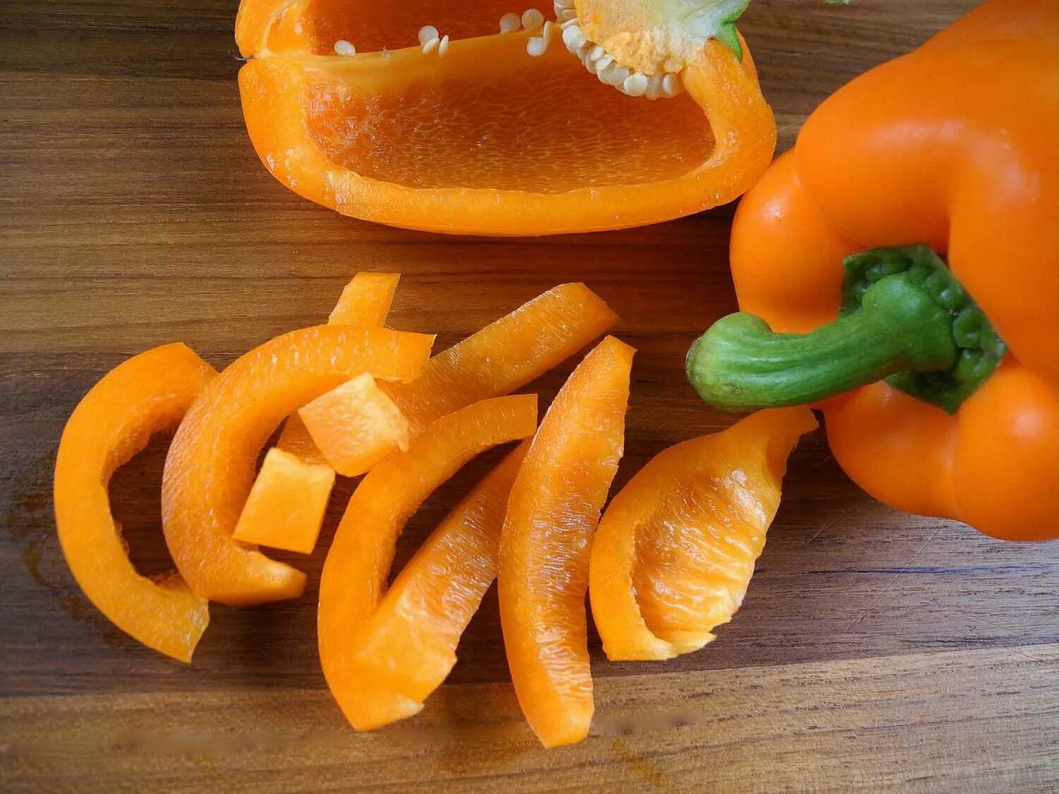 Orange pepper. Сорт перца гогошари. Перец гогошары оранжевый. Сорт перца гогошары и Ратунда. Перец сладкий гогошар оранжевый.