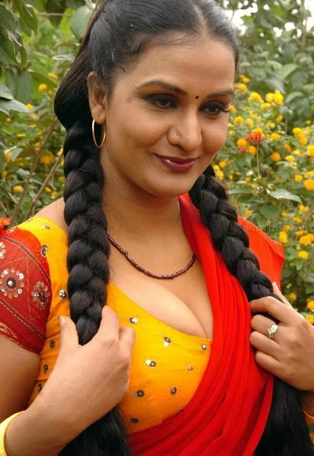 Indian hairy. Apoorva Seema. Индианка с длинной косой. Индийские девушки с косичками. Индианки с длинными косами.