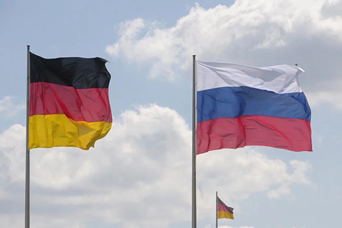 Германия россия различия. Флаги РФ И ФРГ. Флаг ФРГ И России. Германия РФ флаг. Россия и Германия.