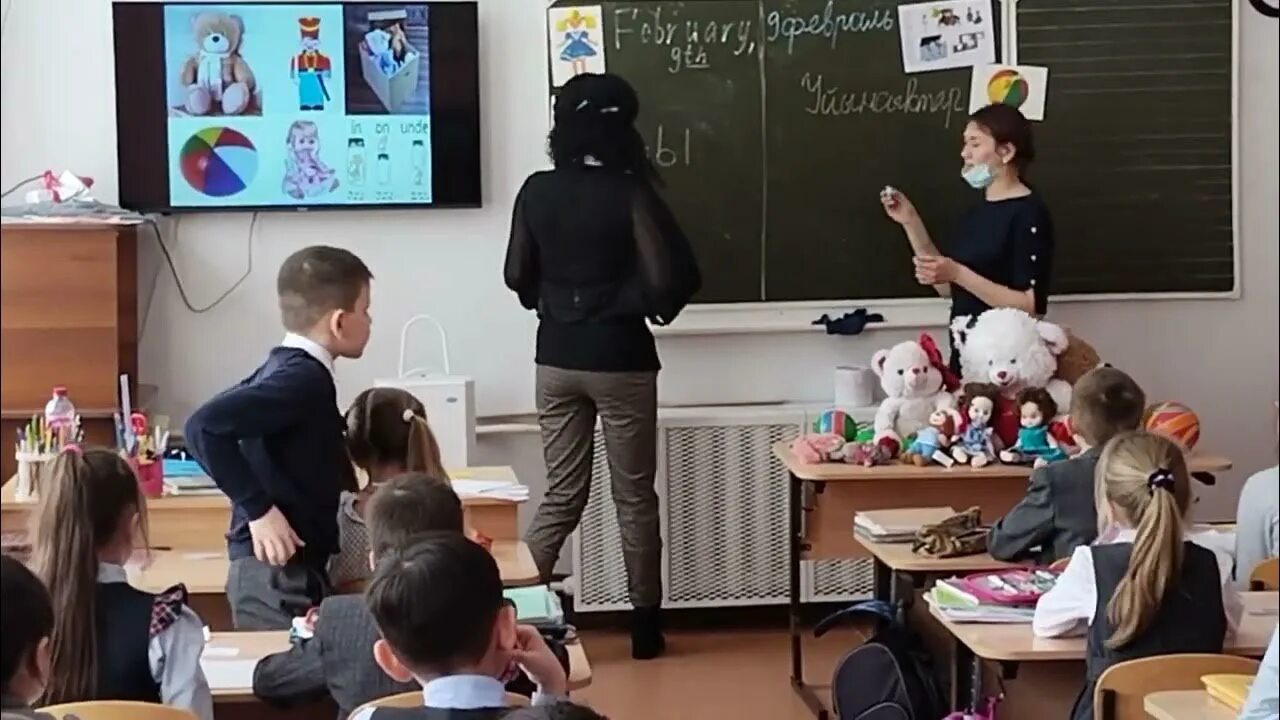 Билингвальный урок. Билингвальная школа. билингвальный класс. смешные ситуации на уроке английского языка. билингвальный класс в начальной школе.