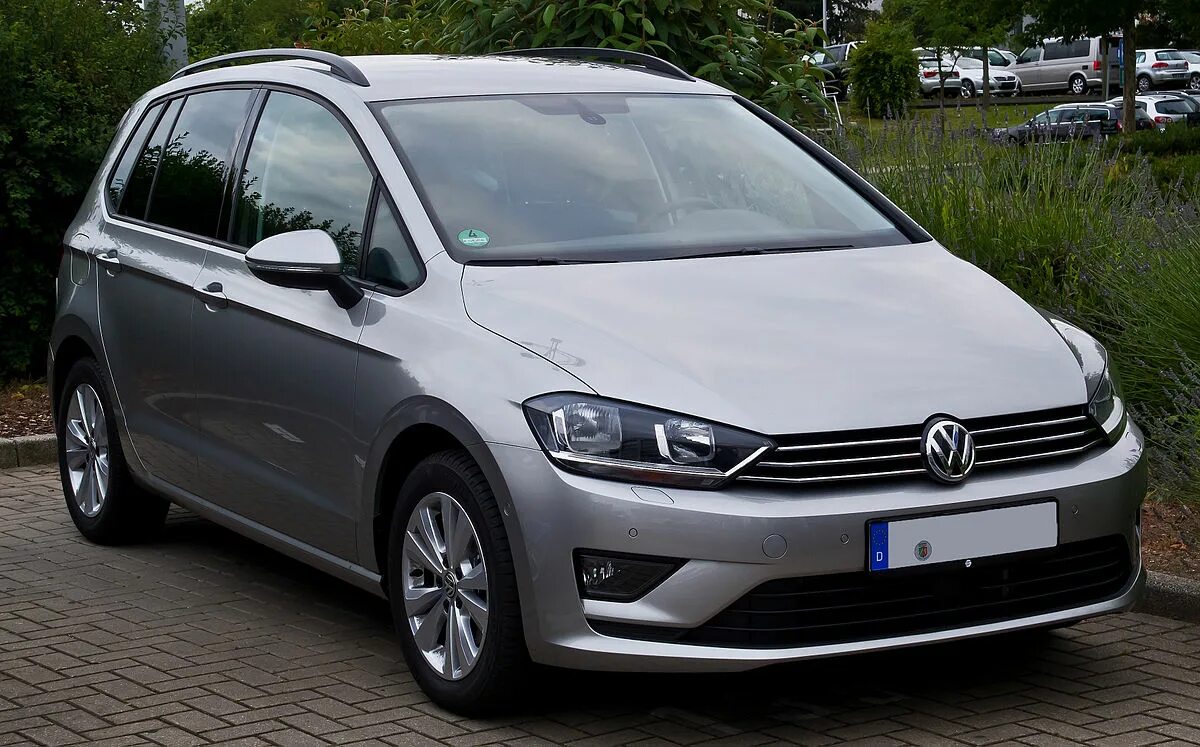 Купить фольксваген гольф в москве. VW Golf Sportsvan. VW Golf 7 Sportsvan. Golf Sportsvan 2014. Golf VII Sportsvan.