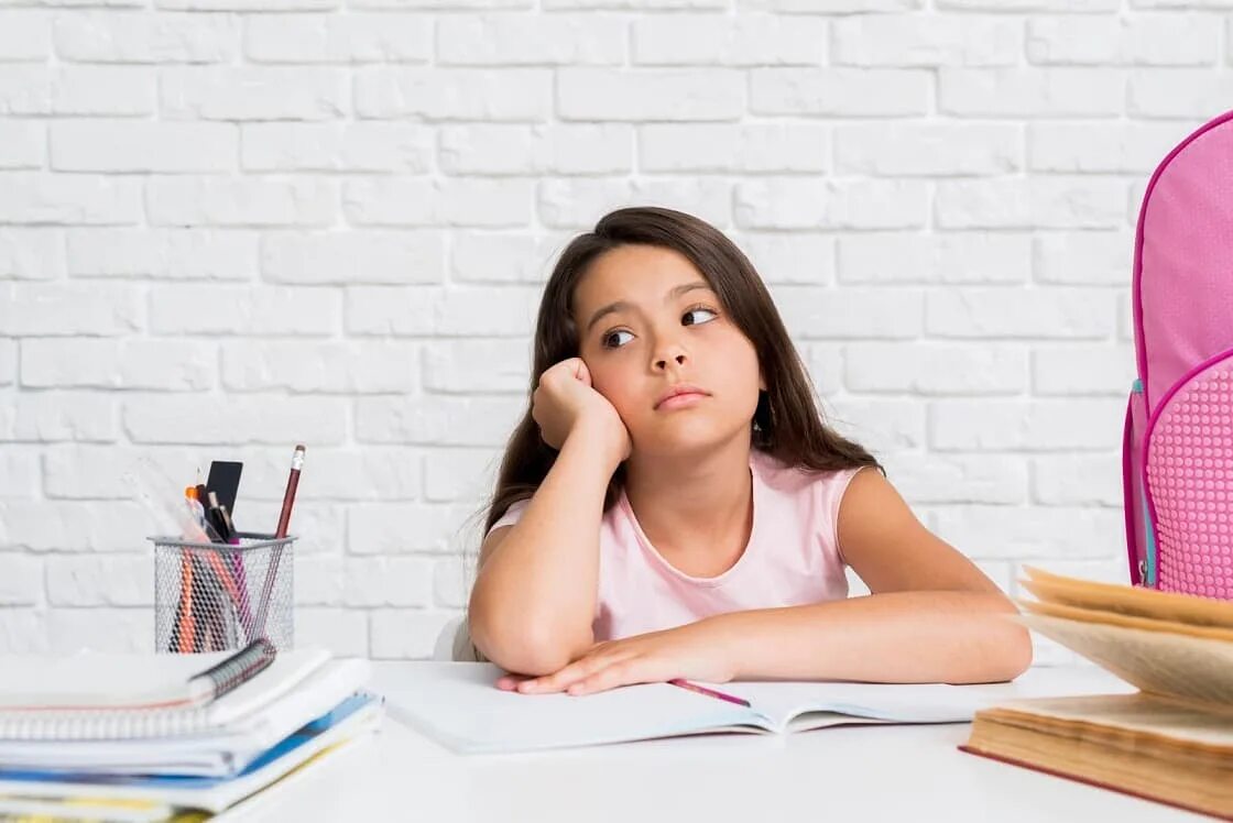 Is she going to do homework. Девочка думает. Скучающая девочка. Школьница делает домашнее задание. Скучно девочки.