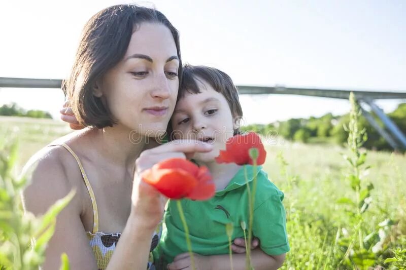 Ребенок нюхает маму. Мать нюхает ребенка. Дочка нюхает мамы