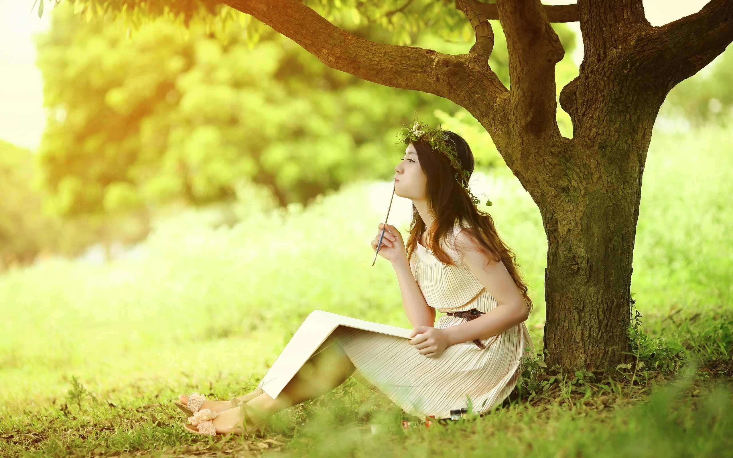 Сидящая женщина с книгой. Человек и природа. Девочка под деревом. Сидит под деревом. Девочка сидит под деревом.