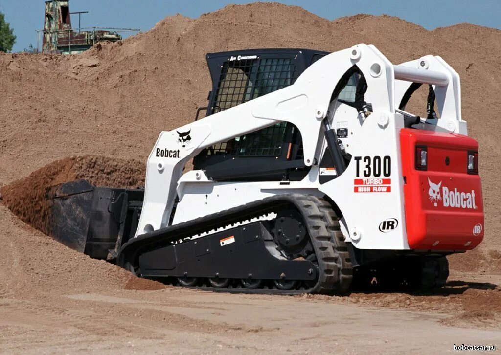 Bobcat гусеничный. Бобкэт т300. Гусеничный мини погрузчик Bobcat t300. Бобкэт т4450. Бобкэт с300 на гусеницах.