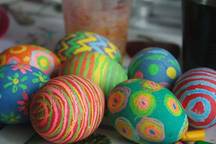 Можно красить яйца красками. Украшение яиц. Крашеные пасхальные яйца. Необычные яйца на Пасху. Окрашивание пасхальных яиц.