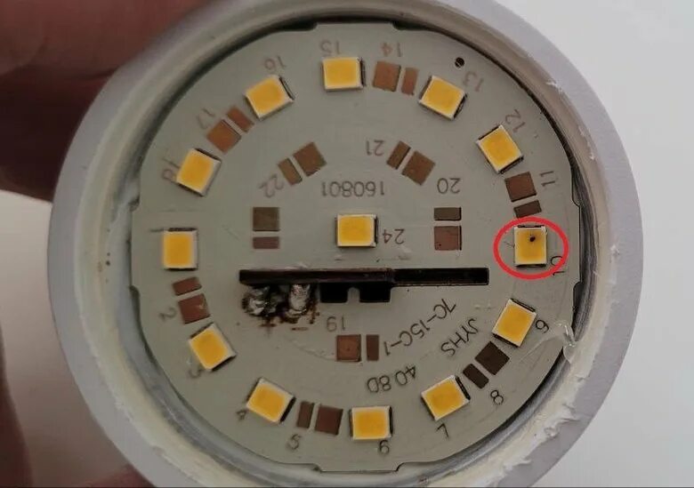 Перегорел диодный светильник. Перегорел светодиодный светильник. Сгорела светодиодная лампа. Перегоревший светодиод. Выпаять светодиод из лампочки.