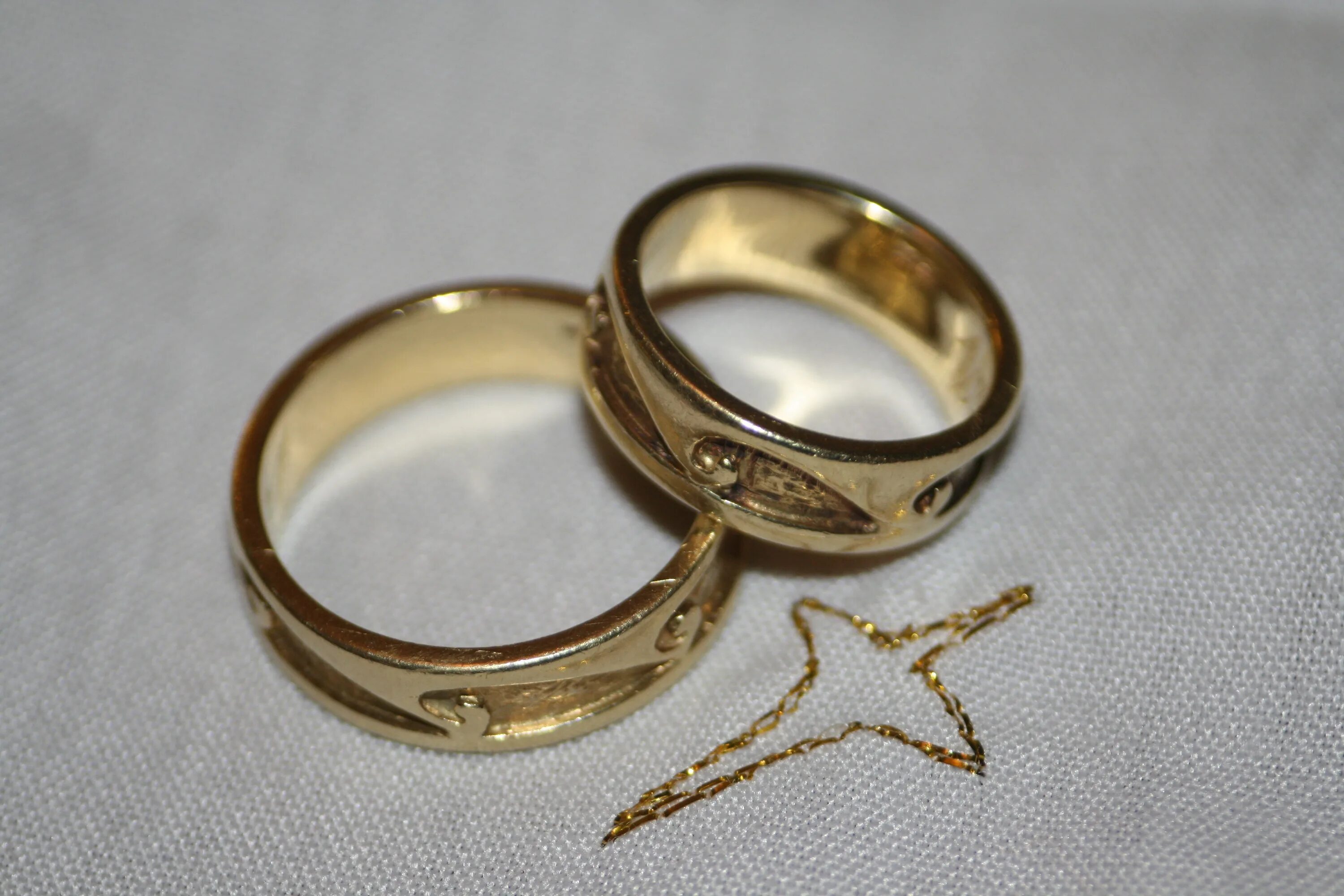 Кольцо замужества. Свадебные кольца. Кольцо для замужества. Кольца жениха и невесты. Кольца Свадебные брак.