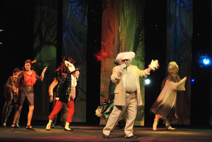 новогодние проделки бабок ежек. капризная сорока детская филармония. детские спектакли в самаре в январе 2022. декорации к спектаклю. московский театр бемби.