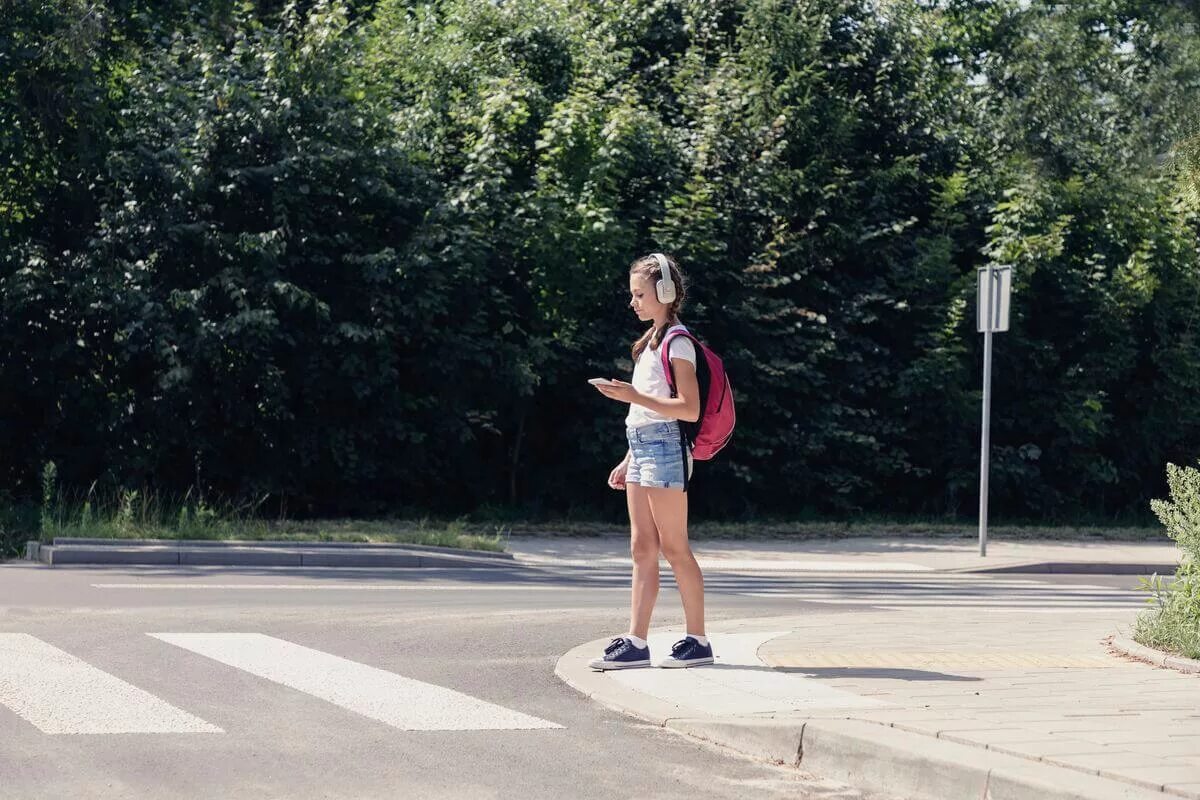 Девочка вышла погулять. Пешеход в наушниках. Пешеход с телефоном. Девочка переходящая дорогу. Девушка переходит дорогу.