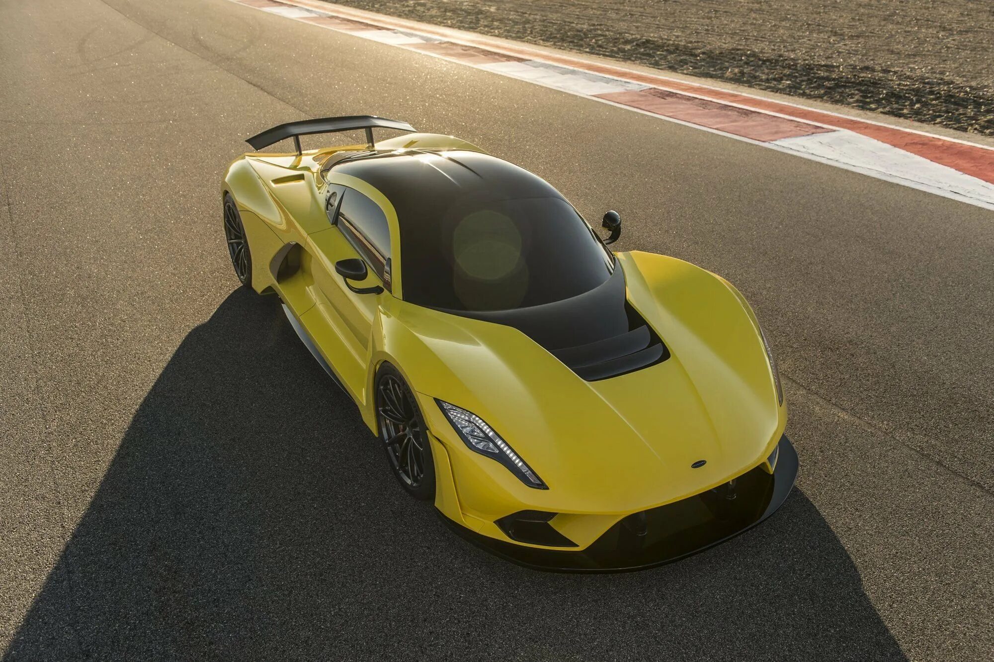 Фото быстрых машин. Машина Hennessey Venom f5. Гиперкар Hennessey Venom f5. Хеннесси Веном ф5. Машина Хеннесси Веном.