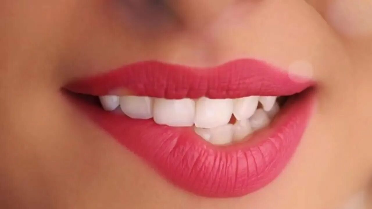 Lip biting. Красивые губки нижние. Закусила губу.