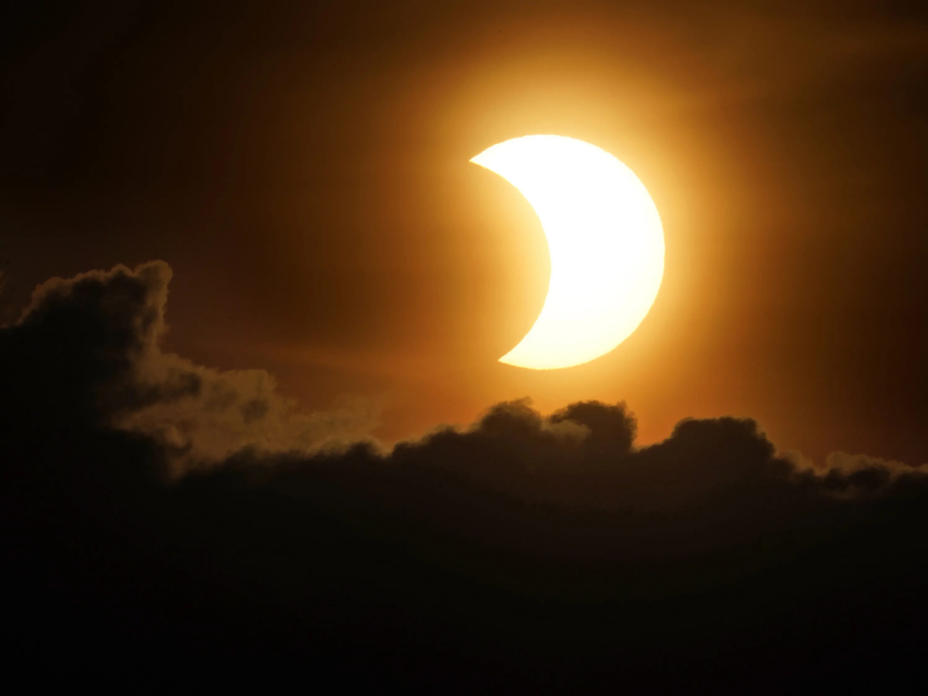 Когда можно будет увидеть солнечное затмение. Солнечное затмение 25 октября. Кольцеобразное солнечное затмение. Солнечное затмение 2021. Solar Eclipse 2021.