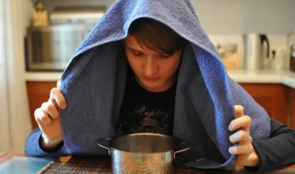 Ингаляция над картошкой. Дышать над картошкой ребенку. Дышать над варёной картошкой. Кастрюля для ингаляций. Ингаляция над кастрюлей.