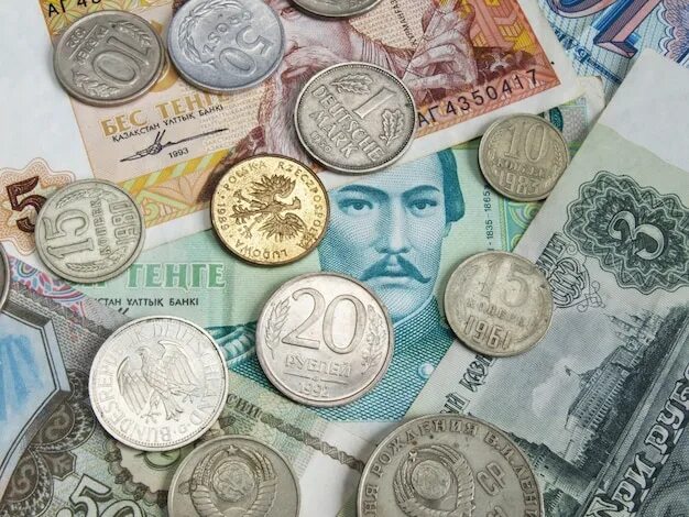 Деньги из италии в россию. Фото разных денег. Деньги из разных стран. Деньги Италии.