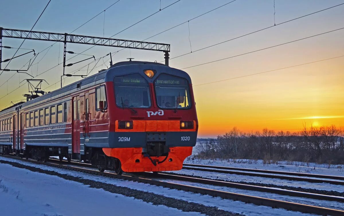 Г пригородный россия. Эд9 электропоезд. Эд9м моторный вагон. Эд9м. Эд9м старый окрас.