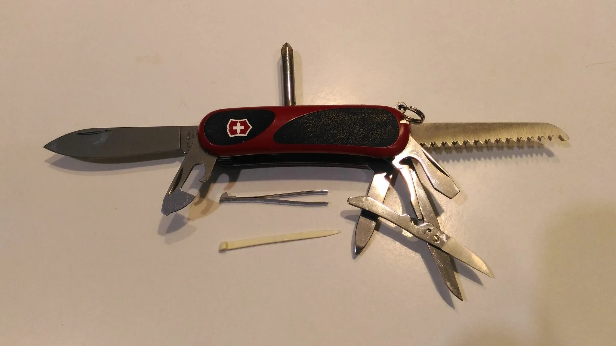 Почему перочинный нож называется перочинным. Кухонные ножи с дырками. Перочинный нож средневековый. Почему ножик. Почему ножик называется перочинный.