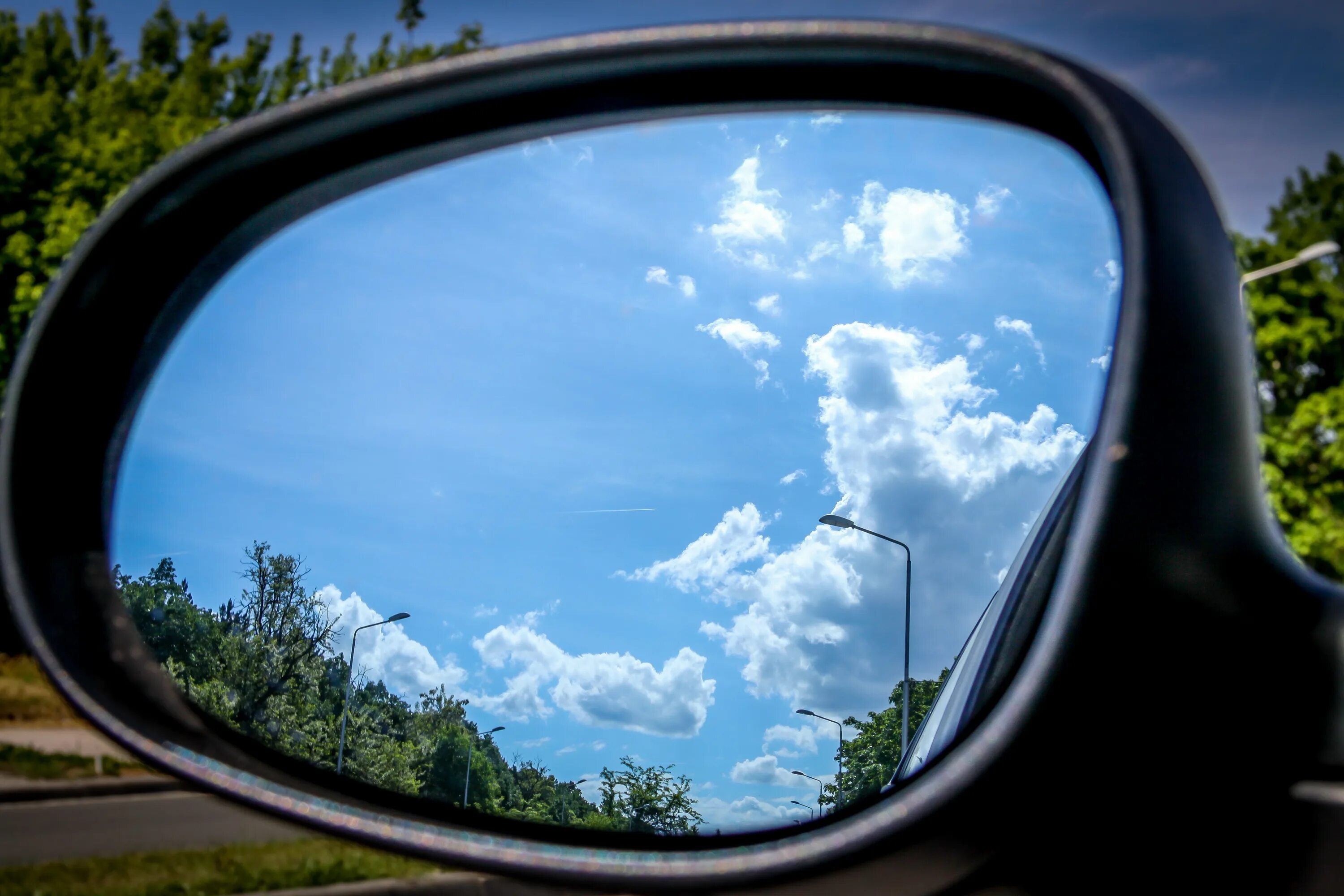 Окно машины. Отражение в зеркале. Зеркало автомобиля. Отражение в зеркале машины. Зеркала в качестве 1080