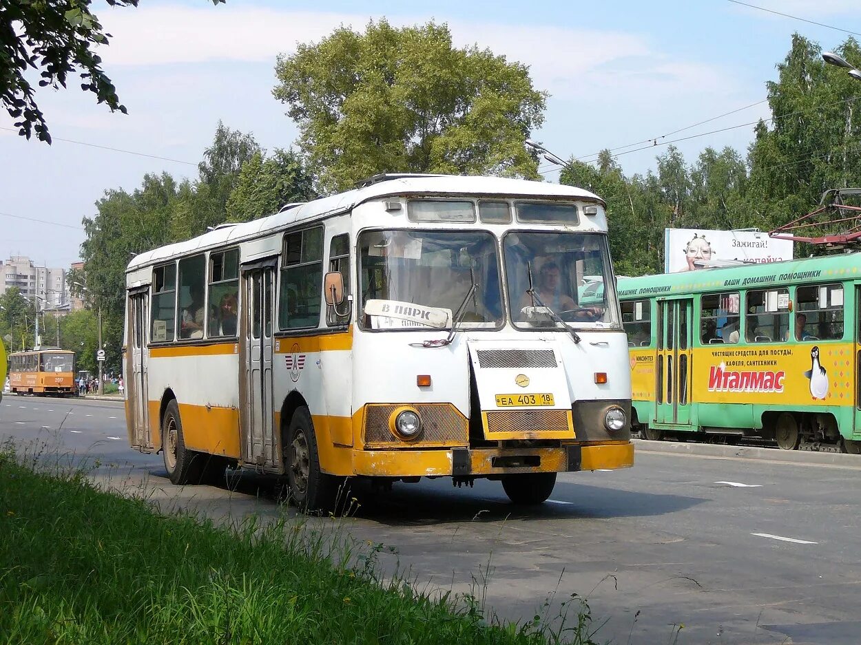 Т 18 автобус. ЛИАЗ 677 Кузнечиха. ЛИАЗ-677 Луганская область. ЛИАЗ 677м учебный. ЛИАЗ 677 18 Автобусный парк.