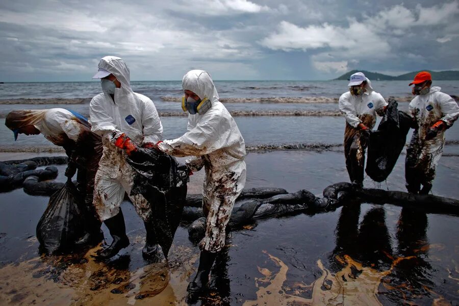 Аварии с загрязнением окружающей среды. Загрязнение воды разлив нефти. Экологическая катастрофа разлив нефти. Утечки нефти загрязнение воды. Экологическая катастрофа нефть.