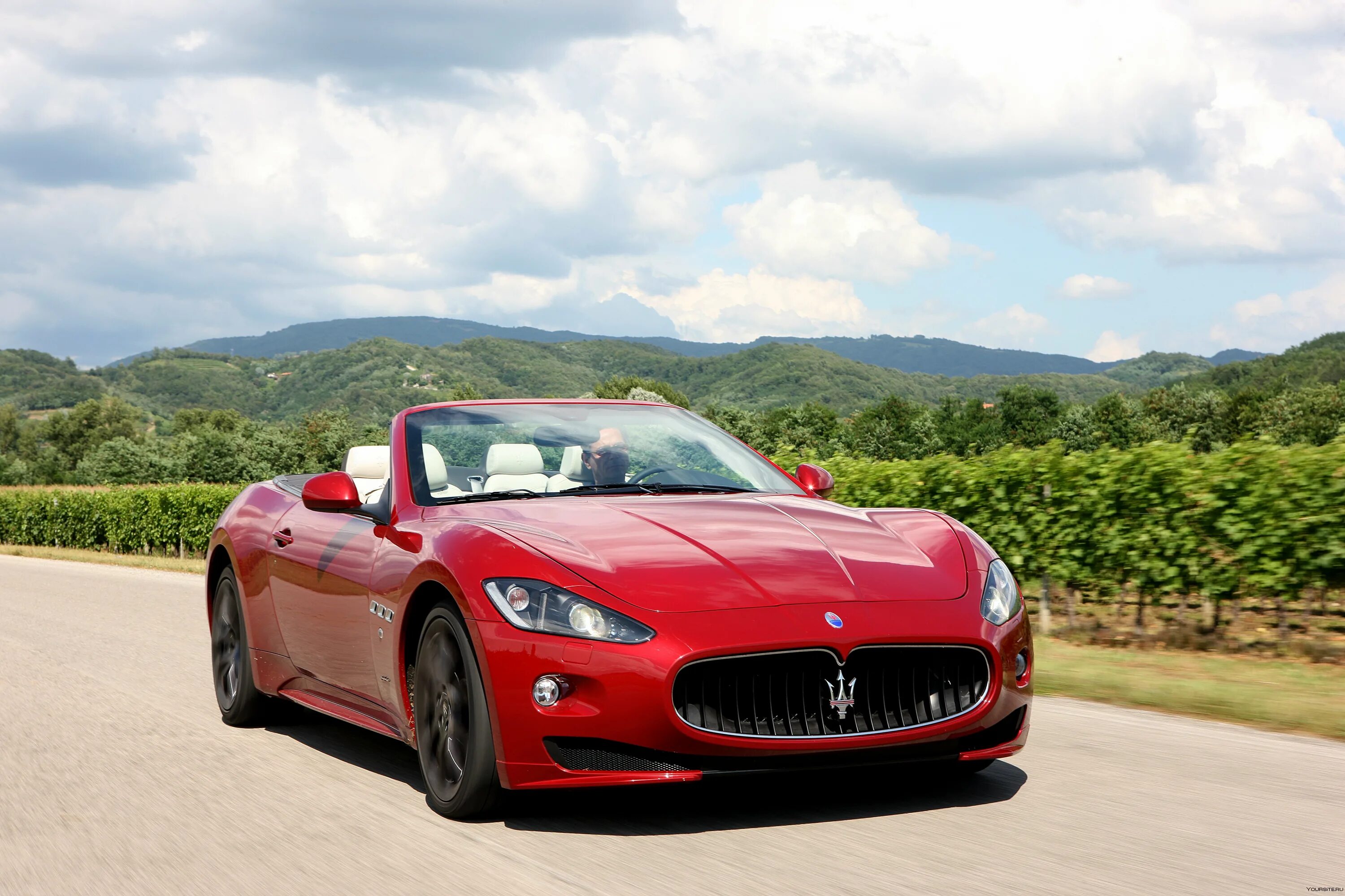 Фото машина ест машину. Мазерати кабриолет 2021. Мазерати ГРАНКАБРИО спорт. Maserati GRANCABRIO красный. Maserati Gran Turismo 2012 Convertible.