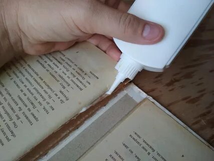 Приклеил книги