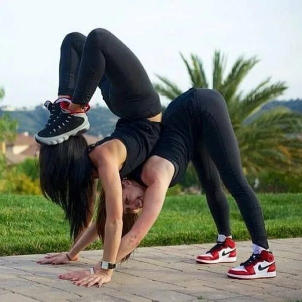 Фотосессия подружки спорт. Две девушки оседлали парня. Две девушки оседлали парня. Верхом на рабах. Оседлала жеребца.