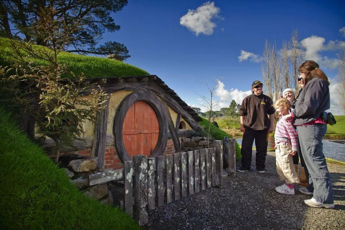 Деревня Хоббитон в новой Зеландии. Деревня Хоббитон с туристами. Деревня Хоббитон в новой Зеландии туристы. Шир Хоббитон.