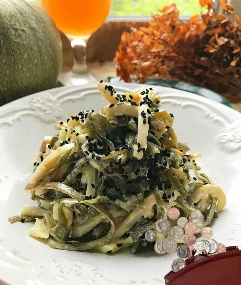 Салат из морской капусты с морковью. Морская капуста любовь ким. С чем сочетается морская капуста. Ламинария водоросли салат. Морская капуста с фукусом.