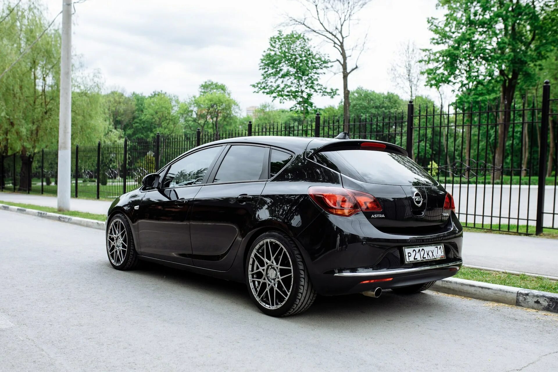 Opel astra черный. Opel Astra 2012 Tuning. Opel Astra j 2011 хэтчбек черный.