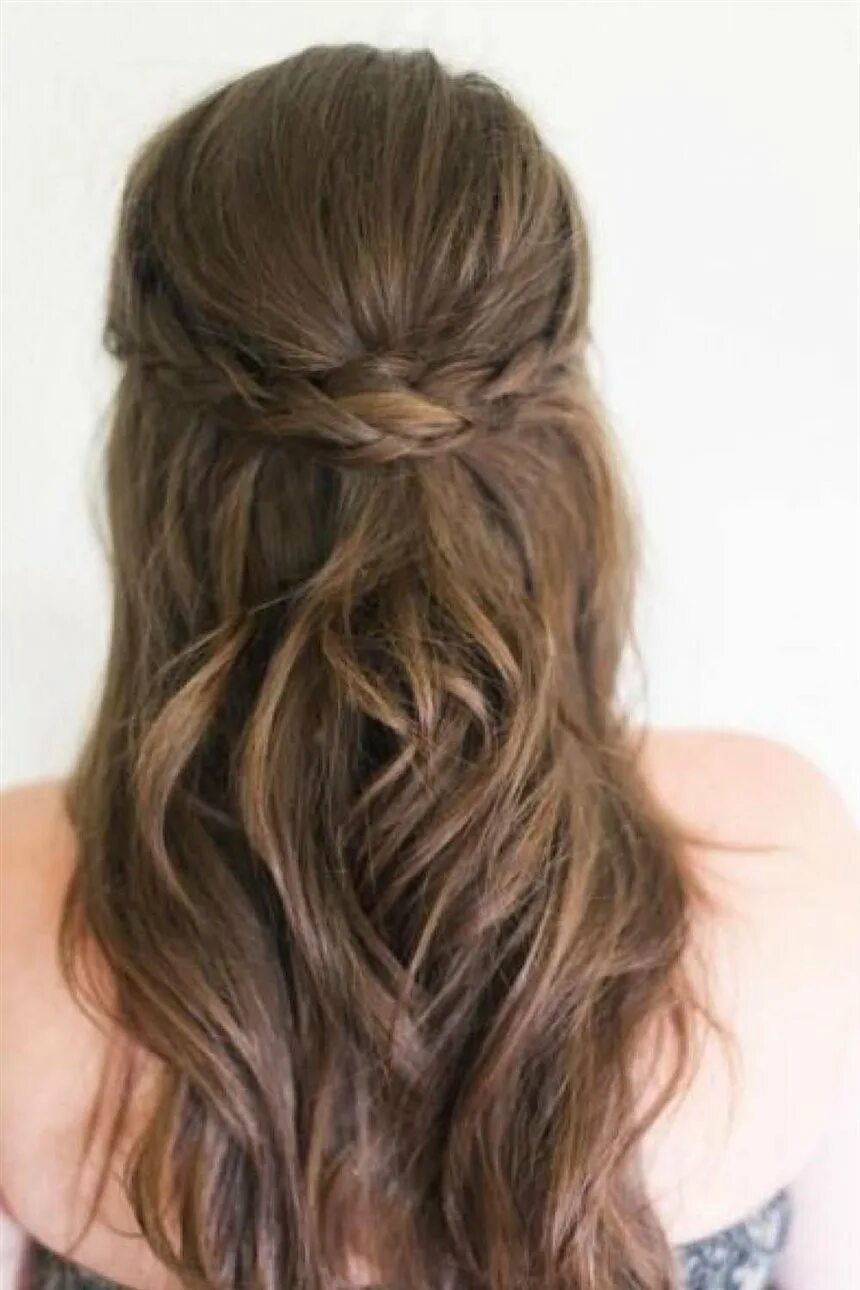 Прически на выпускной на длинные волосы мальвинка. Мальвинка. Легкая прическа на распущенные волосы. Причёски распущенные волосы прямые. Прически повседневные с распущенными волосами.