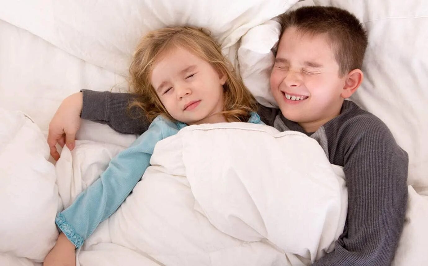 Sister and brother together. Сестру в родительской кровати. Сестра с братом делят постель. Сестры в пижамах кровать. Брат с сестрой смеются.