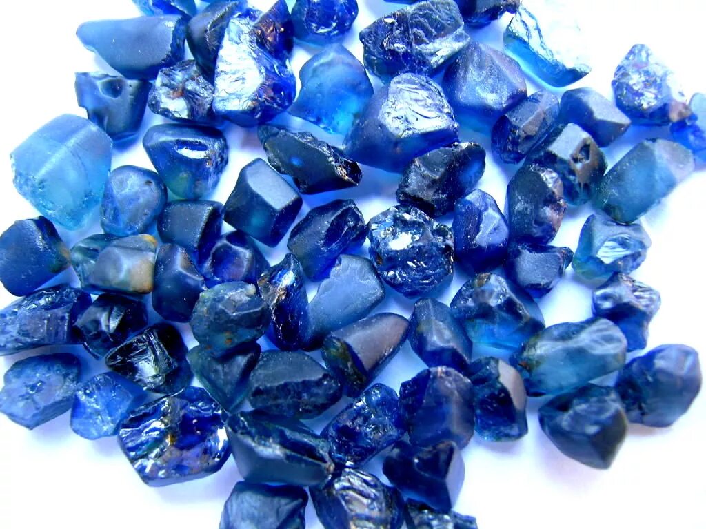 камни минералы минералогия. драгоценные камни сырье. самоцветная полоса урала камни. дымчатый кварц камень необработанный. камни самоцветы урала.