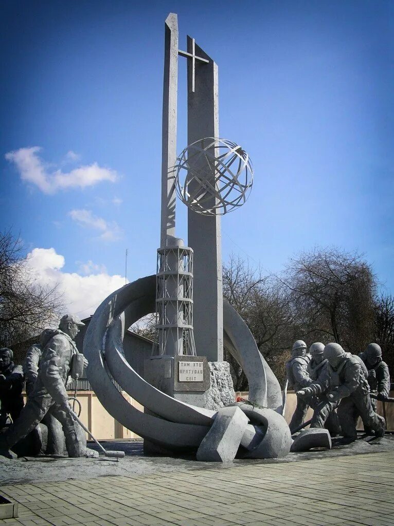 Памятник ликвидаторам чернобыльской аэс москва. Памятник чернобыльцам в чернобыле. Памятники чернобыльской аварии. Памятник ликвидаторам чернобыльской аварии в припяти. Памятники чернобыльской аварии.