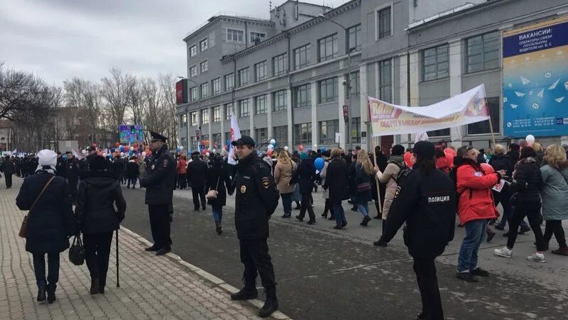 1 мая в архангельском. Демонстрация 1 мая Архангельск. Движение колонн демонстрации 1 мая Ижевск. Взрыв Архангельск 1 мая. Демонстрация Верхотурья 22 года 1 мая.