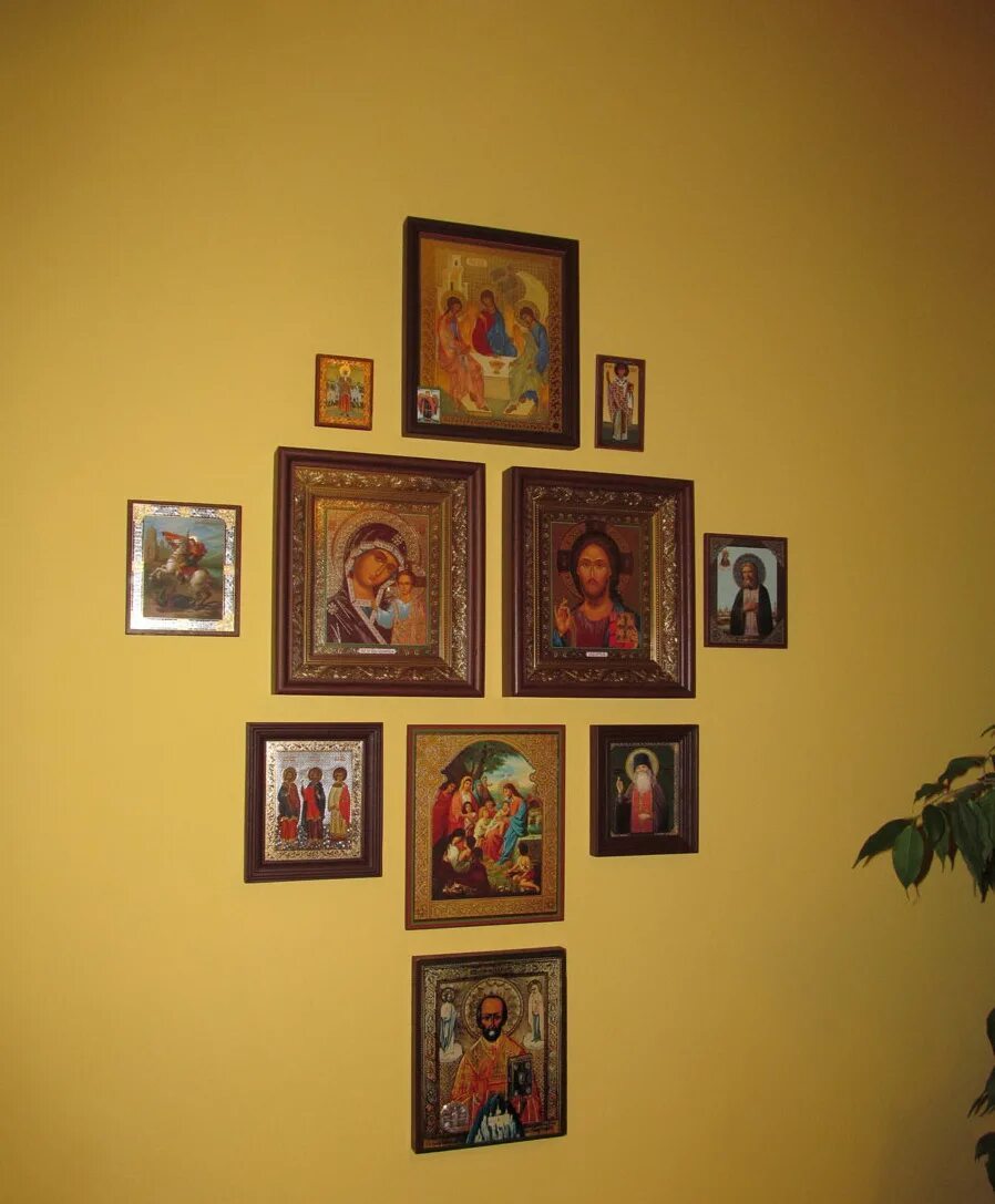 Где повесить. Иконы на стене. Уголок с иконами в доме. Современный иконостас в квартире. Домашний иконостас на стене.