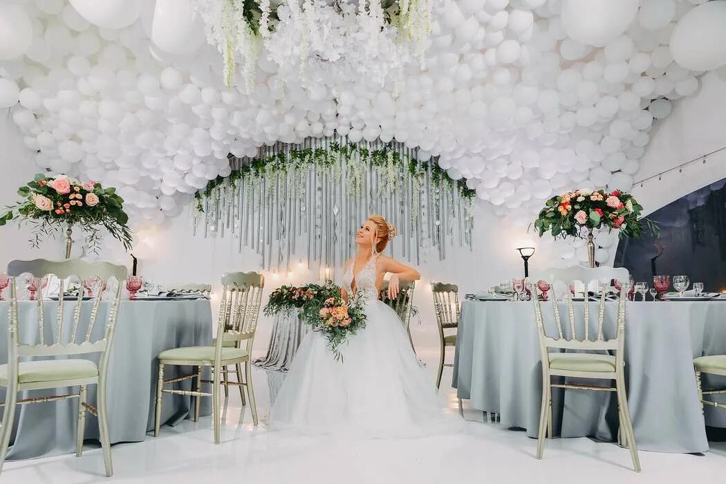 Украшение зала в белом цвете. Свадебный декор. Украшения на свадьбу. Украшение свадебного зала. Стильное украшение свадебного зала.