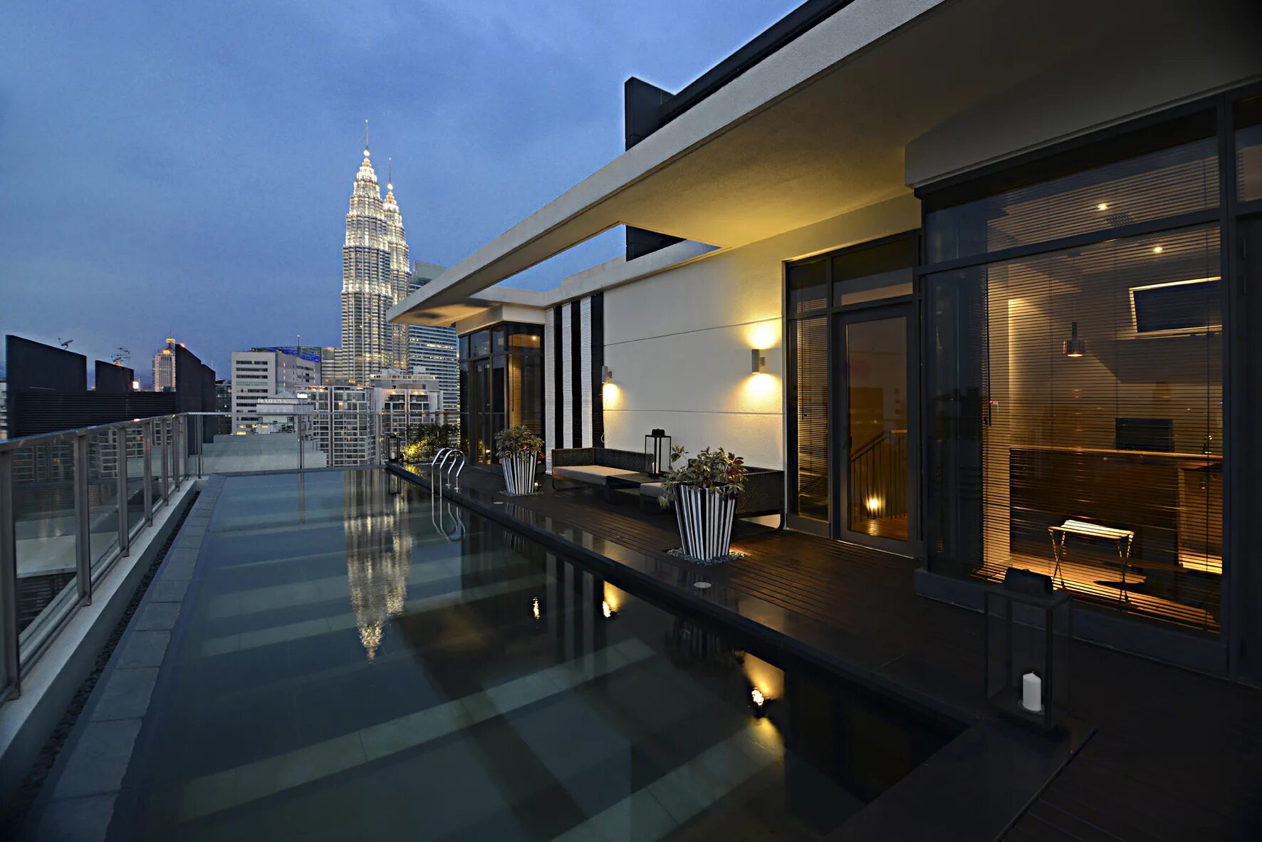 Пентхаус. Малайзия пентхаус. Пентхаус с гаражом и бассейном. Отель в Куала Лумпур с панорамным бассейном на крыше.