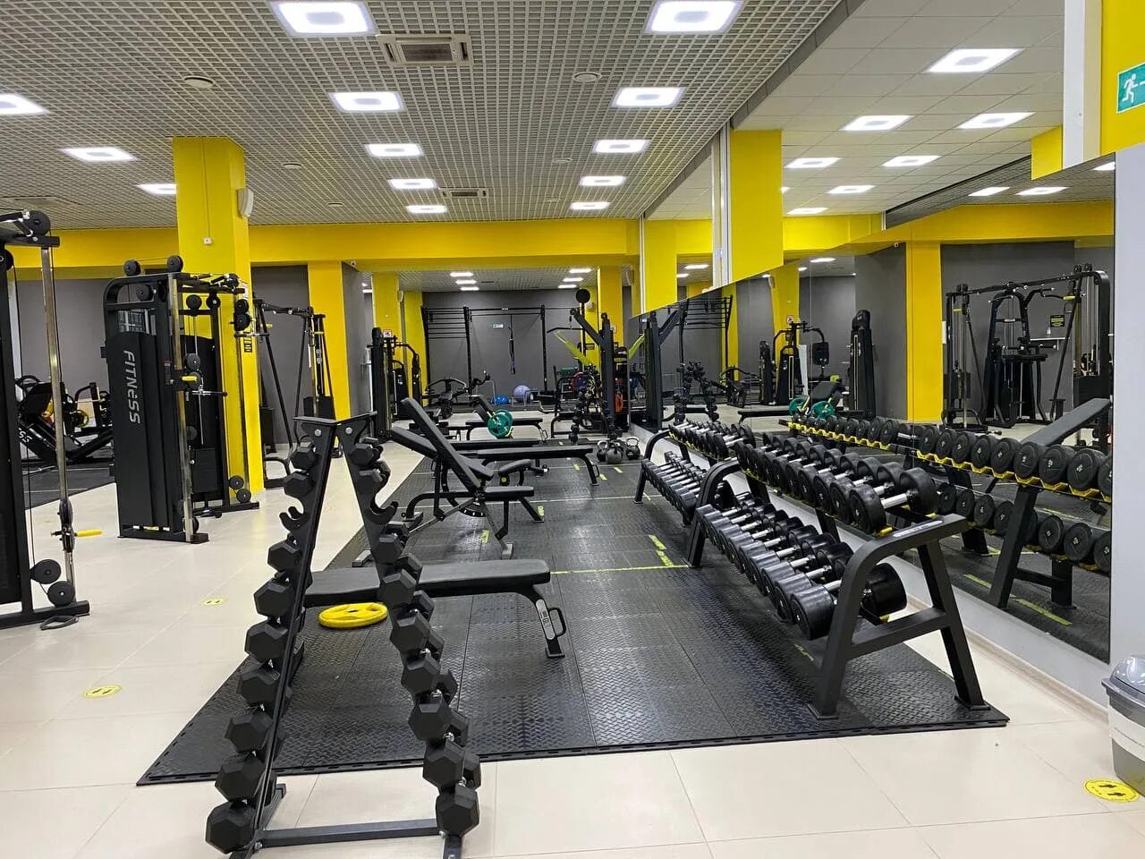 Метро фитнес челябинск южный бульвар. Кемеровская область новокузнецк улица кирова 55 метроfitness. Метро фитнес. Спортивный клуб станция. Метро фитнес логотип.