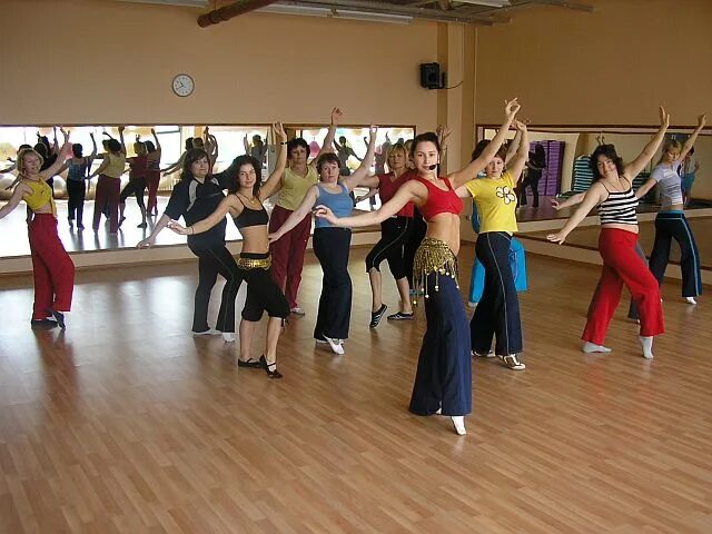 танцуем дома урок. танцуем дома урок. танцует дома. танцы для похудения. школа современных танцев для детей.