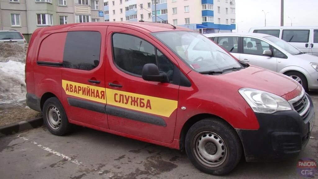 Аварийная лифт телефон. Аварийная машина. Аварийная служба авто. Машина аварийной службы. Наклейка аварийная служба на автомобиль.