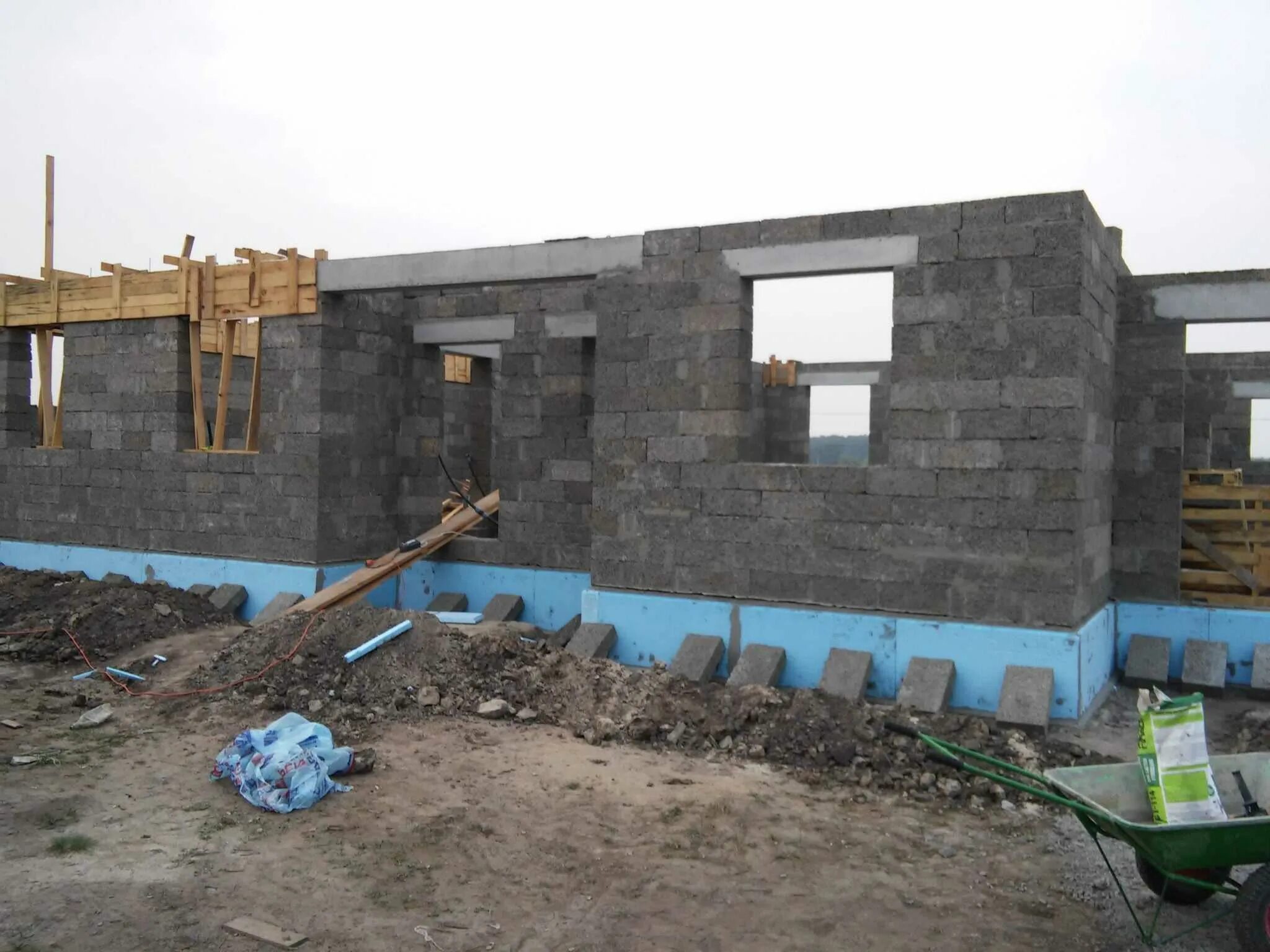 Дом с арболита блока. Дом из арболитовых блоков плюсы и минусы. Дом из арболита. Дом из арболитовых блоков. Цементно-опилочные блоки.