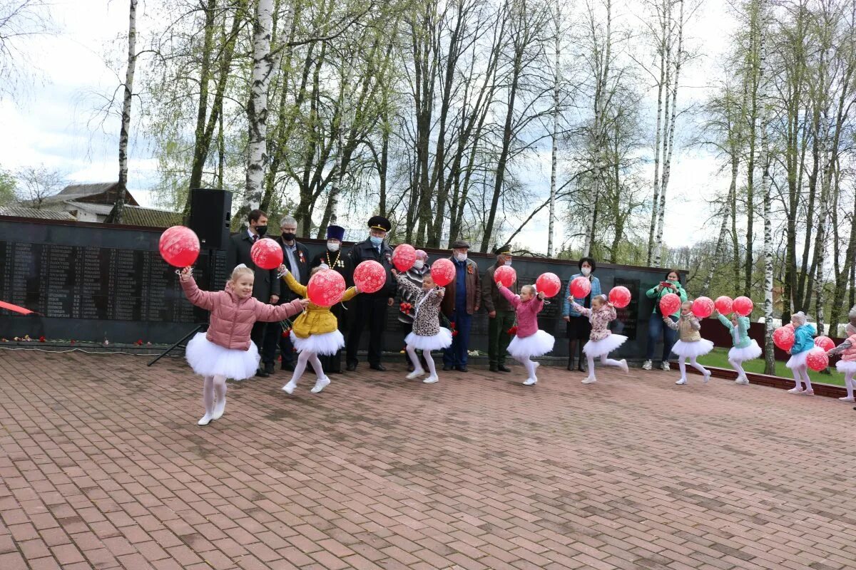 Новости навля сегодня. Сквер комсомольцев Навля. День Победы Навля. Сквер имени комсомольцев подпольщиков в Навле. Сквер комсомольцев в Навле картинки.