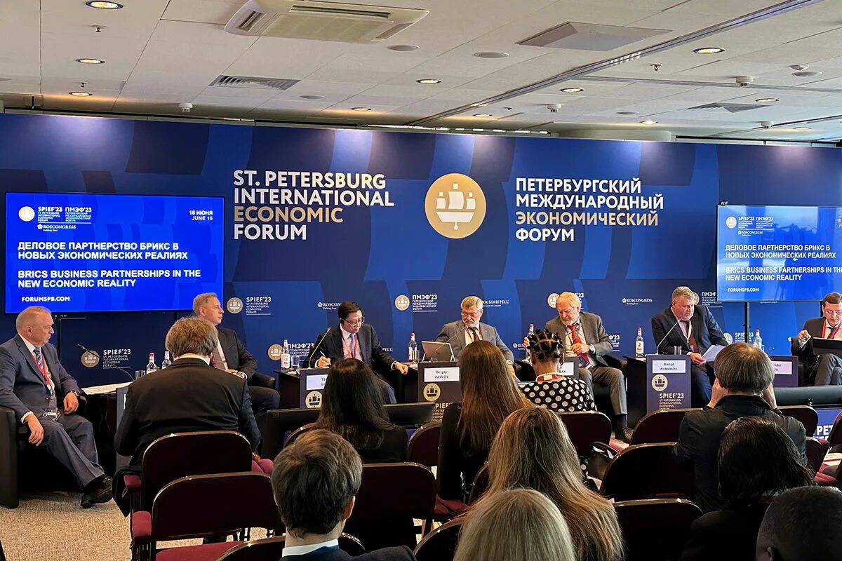 Студенты филологи международные отношения. Институты международного сотрудничества фото. Участники международных институтов. Участники международных отношений. Межнациональные институты.