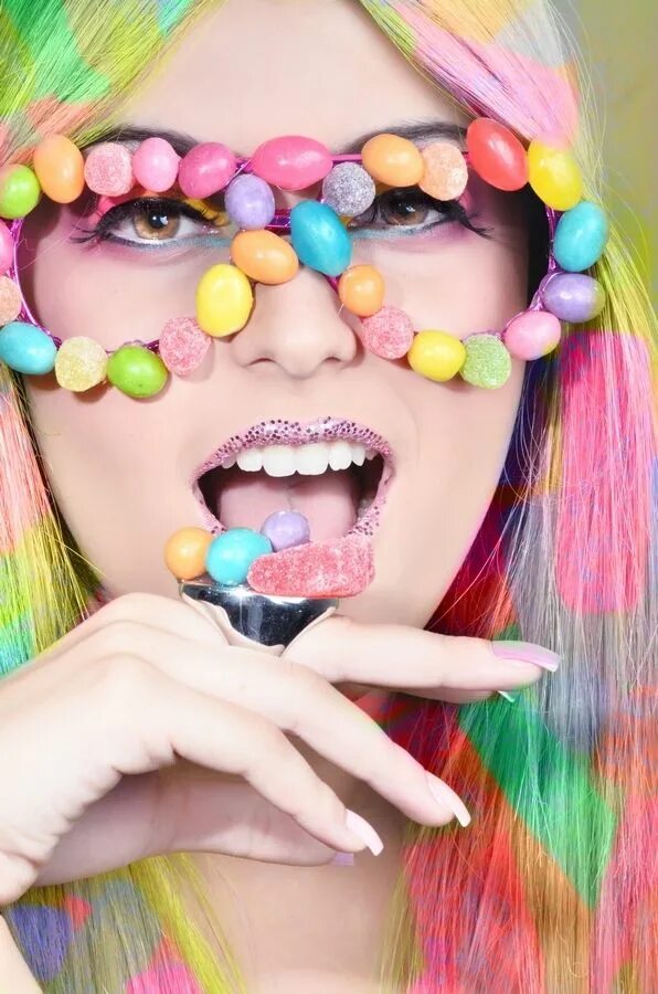 Девочка с конфетами. Девочка студентка сладкая конфетка. Little mary lollipop актриса. Добрая девушка с конфетой. Candygirl.