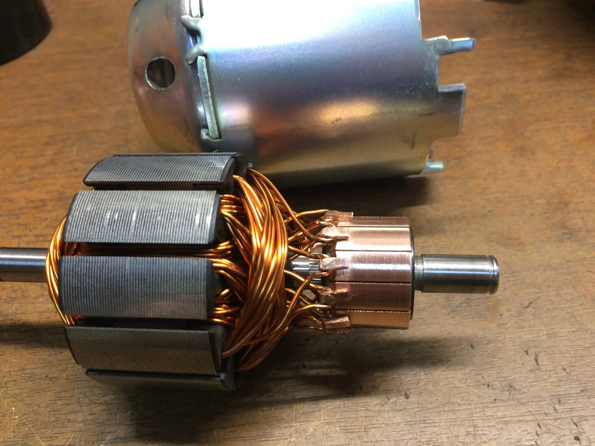 Якорь моторчика. Щётки моторчик печки w220. Якорь моторчика. Якорь моторчика. Моторчик печки фольксваген амарок.