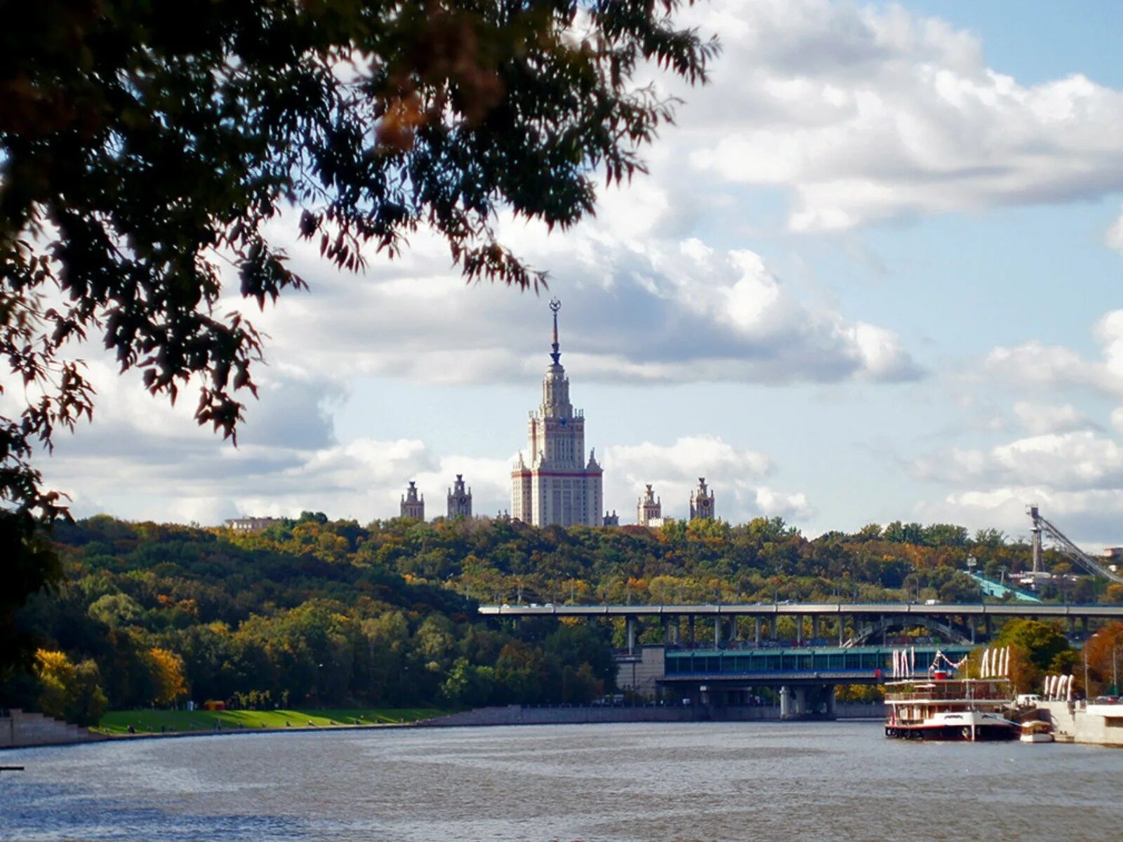 Город воробьевы горы. Воробьевы горы река. воробьёвы горы москва. москва река воробьевы горы. кирилловская набережная воробьевы горы.