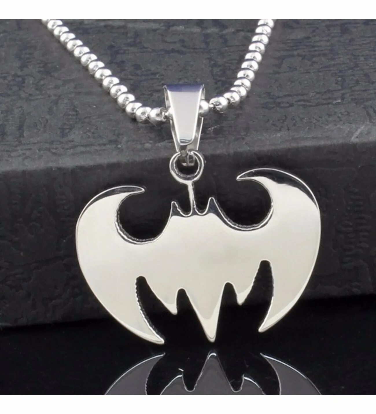 Вампирские кулон летучая мышь. Подвеска с летучей мышью. Медальон летучая мышь. Кулон с летучей мышью. Кулон летучая мышь разведка.
