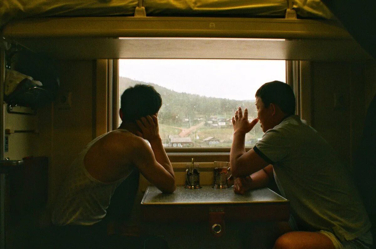 Два парня в поезде. Мужское купе в поезде. Разговор в поезде. Разговор в поезде. Люди в купе поезда.